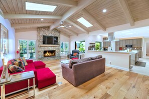 Smart-TV, peis, videospill og DVD-spiller