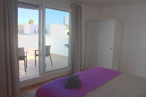 4 makuuhuonetta, silitysrauta/-lauta, vauvan matkasänky, vuodevaatteet