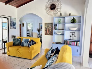 TV connectée, livres, chaîne hi-fi