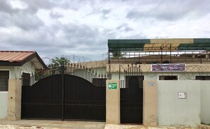 Pintu masuk properti