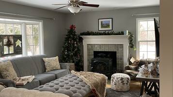 Smart TV, fireplace, Netflix, Hulu