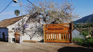 A rustic building with a wooden gate labeled "SIEMPRE REVIVA". - Cozy house in a rural setting (tenteniguada)
