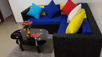 Estúdio conforto, 1 cama de casal | Área de estar | TV de tela plana 32 polegadas com canais via satélite, TV