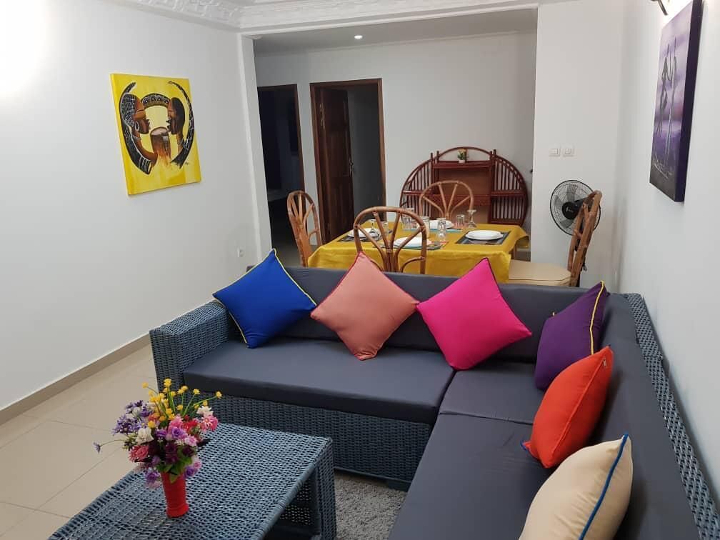 Design appartement, 2 slaapkamers, niet-roken, balkon | Woonruimte | Een 32-inch flatscreentelevisie met satellietzenders en televisie