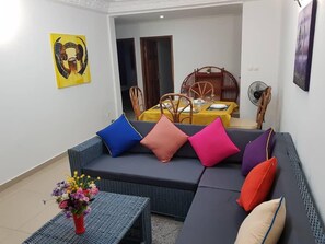 デザイン アパートメント 2 ベッドルーム 禁煙 バルコニー | リビング エリア | 32 インチの薄型テレビ (衛星放送視聴可)、テレビ