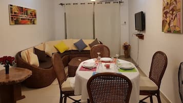 Apartemen Desain, 2 kamar tidur, Bebas Asap Rokok, balkon | Area keluarga | Televisi layar datar 32-inci dengan saluran TV satelit dan TV