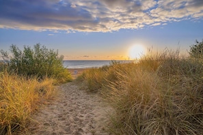 A sandy path leading to a beach with a clear sky and the sun setting in the distance. - Cozy vacation apartment in Loddin with garden, sauna and playground near the east (Loddin)