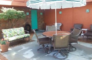 Outdoor dining - Sedona Spirit in the Heart of Uptown (Sedona)