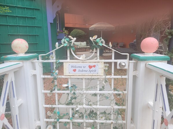Una entrada con puerta y letrero que dice 'Welcome to Sedona Spirit'.
