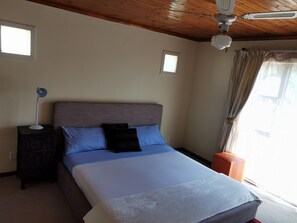 3 bedrooms, WiFi - Stone throw away  from the beach in safe and secure neighborhood. (Milnerton Ridge)