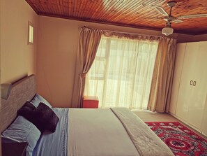 3 bedrooms, WiFi - Stone throw away  from the beach in safe and secure neighborhood. (Milnerton Ridge)