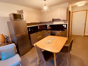 Kühlschrank, Ofen, Geschirrspüler, Wasserkocher mit Kaffee-/Teezubehör