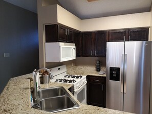 Fridge, microwave, oven, stovetop - Cozy North Austin / Cedar Park House (3 Bedrooms) (Cedar Park)