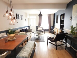 Smart TV y chimenea 