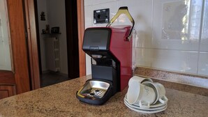Eine Küche mit Kaffeemaschine, Spüle und Arbeitsplatte.