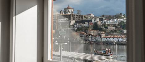 Phòng đôi, 1 giường đôi, quang cảnh sông (Room 102) | Két bảo mật tại phòng, màn/rèm cản sáng, phòng cách âm