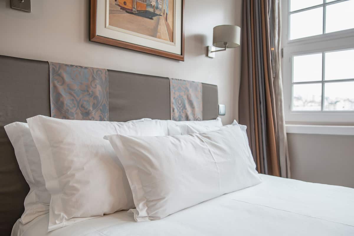 Double Room, 1 Katil Ratu (Queen), River View (Room 402) | Peti besi dalam bilik, langsir/tirai gelap terus, kalis bunyi