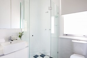 Shower, hair dryer, towels - Charming Studio With Balcony in Inner-City Glebe (Glebe)