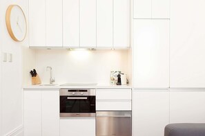 Fridge, oven, stovetop, dishwasher