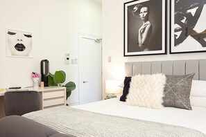 Desk, iron/ironing board, WiFi, bed sheets - Charming Studio With Balcony in Inner-City Glebe (Glebe)