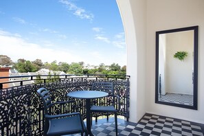 Outdoor dining - Charming Studio With Balcony in Inner-City Glebe (Glebe)