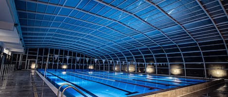 Piscine extérieure (ouverte en saison), parasols de plage