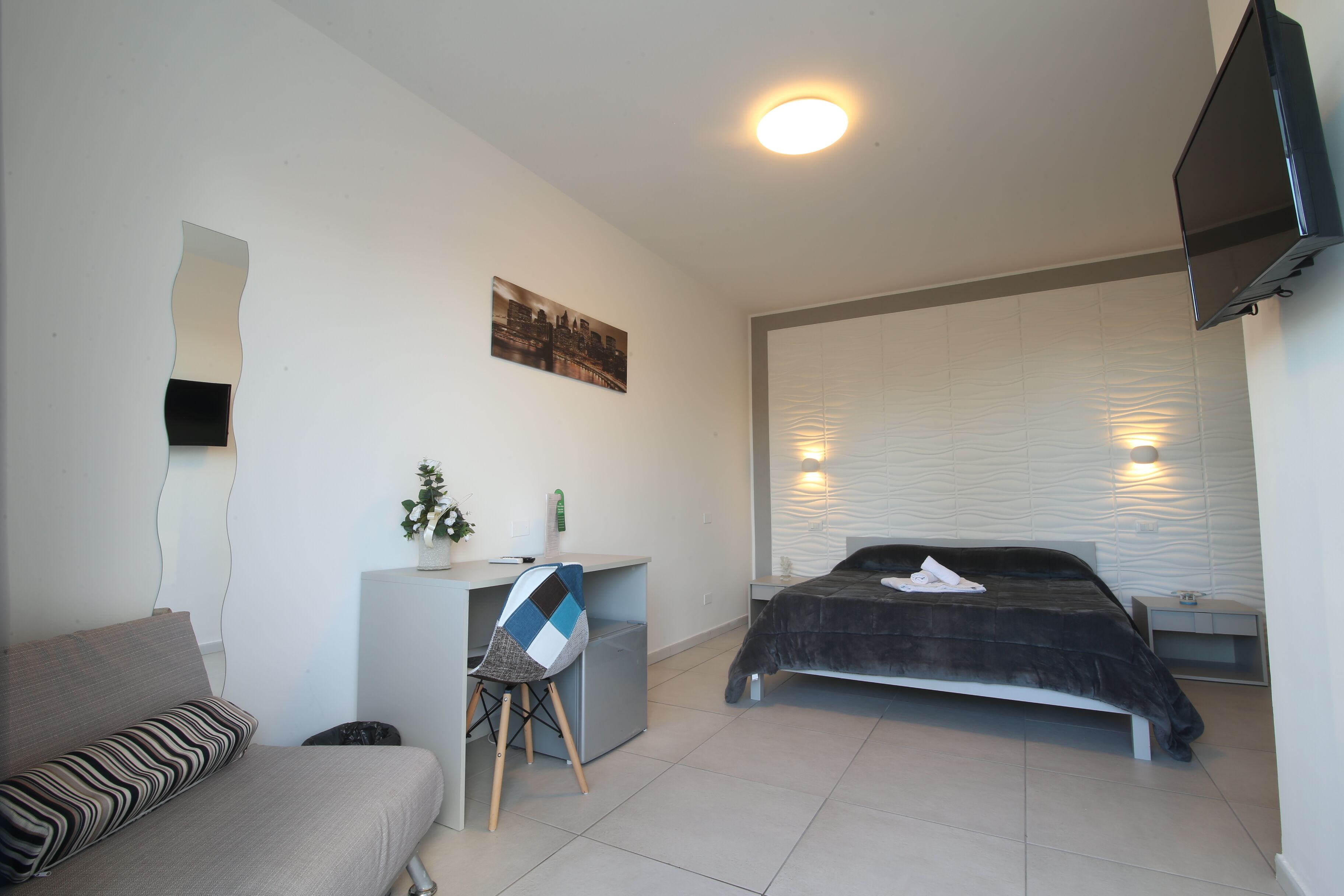 ميني بار ومكتب وواي فاي مجانًا وملاءات أسرّة