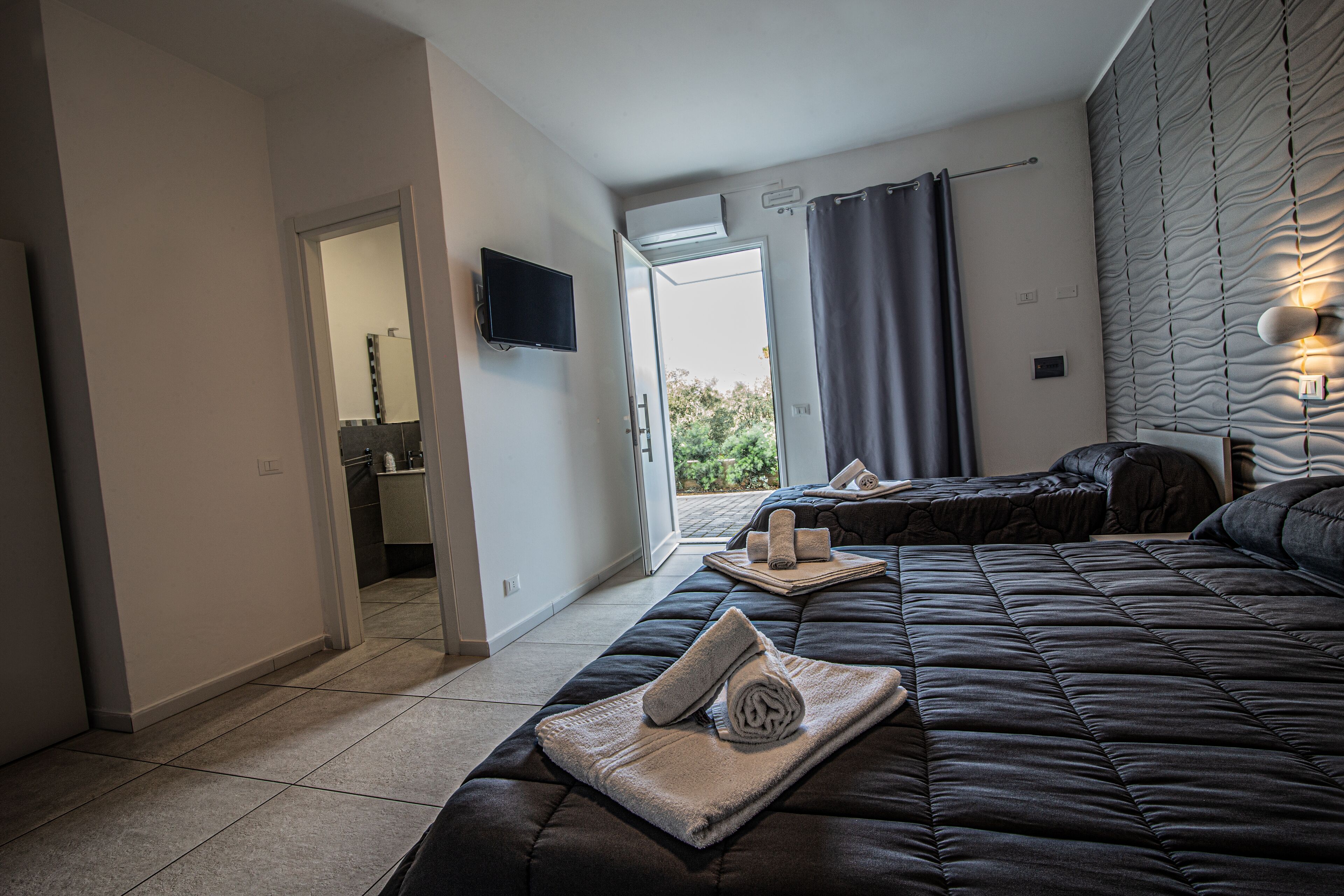 Deluxe Triple Room, Garden View | Minibar, desk, free WiFi, bed sheets