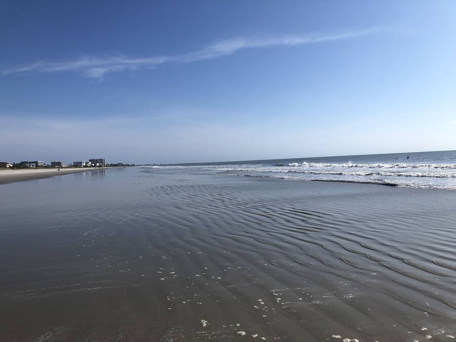 Di pantai dan berselancar