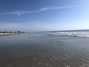 En la playa, surf