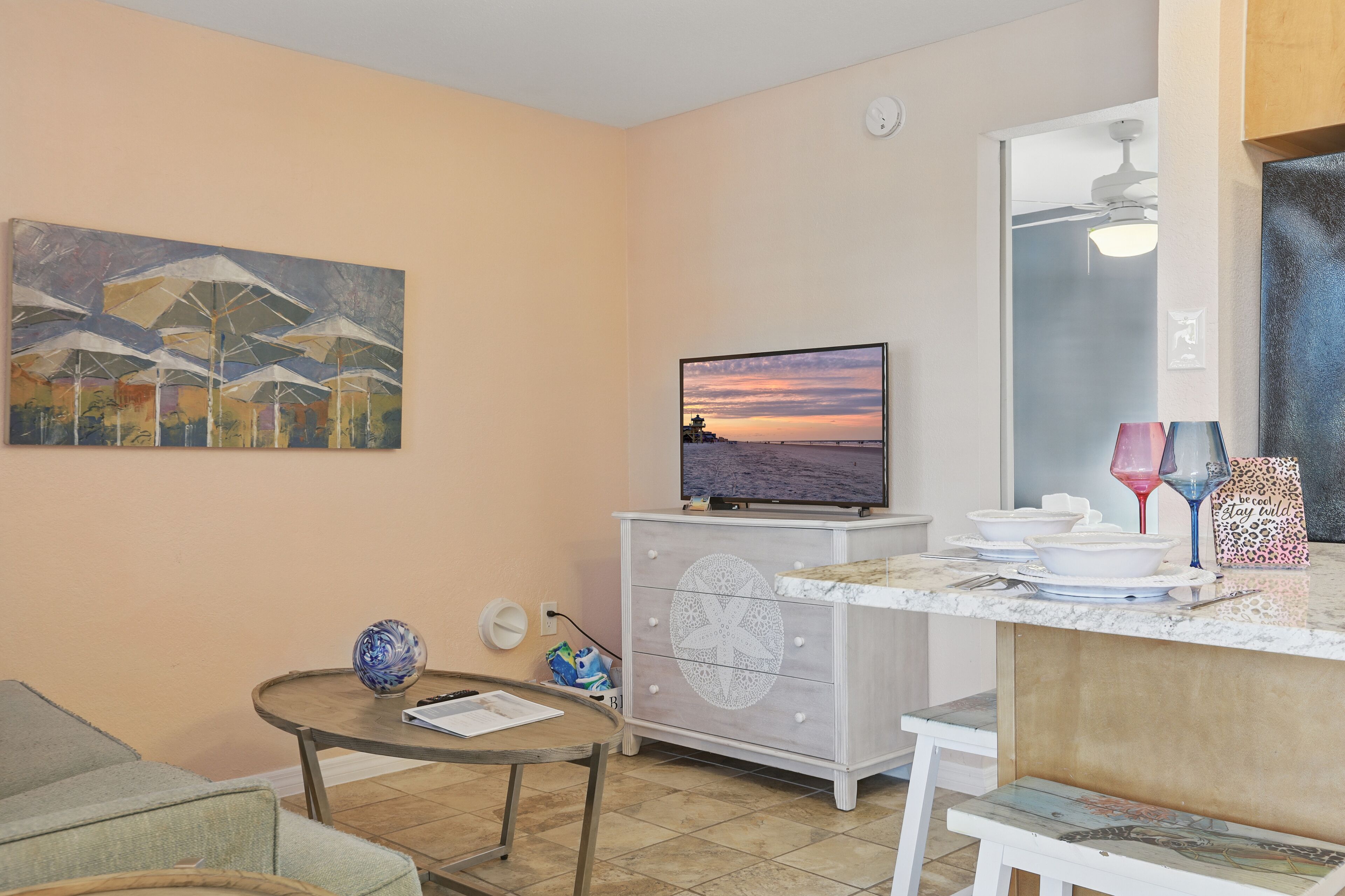 Suite Deluxe, 1 grand lit et 1 canapé-lit (ONE) | Coin séjour | Télévision à écran plat de 40 pouces avec chaînes par câble