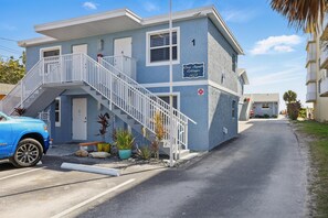 Property grounds - Coco Sands Beachside Cottages (Cocoa Beach)
