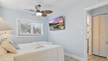 Executive Cottage, 2 Bedrooms, Balcony, Partial Ocean View | 1 bedroom, individually decorated, individually furnished