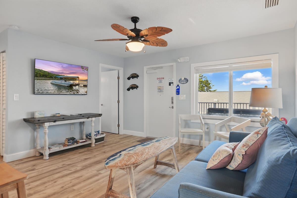 Executive Cottage, 2 Bedrooms, Balcony, Partial Ocean View | Living area