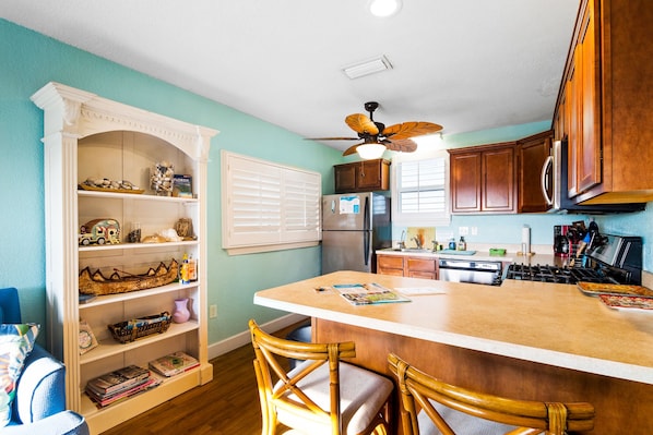 Executive Cottage, 2 Bedrooms, Balcony, Partial Ocean View | In-room dining