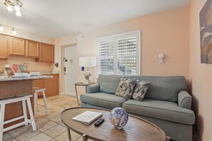 Living area - Coco Sands Beachside Cottages (Cocoa Beach)