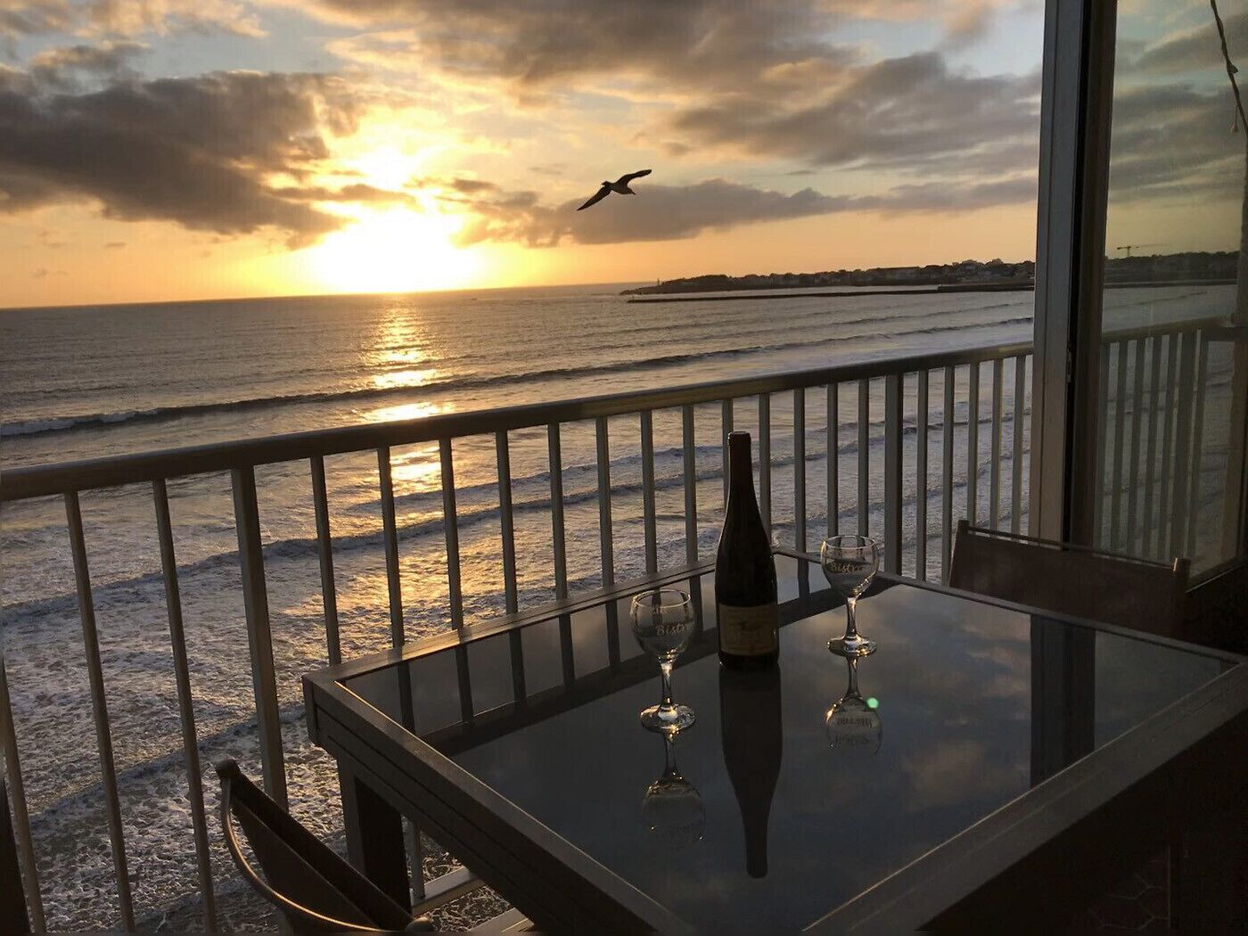 An apartment in Saint-Gilles, sea view as on a boat