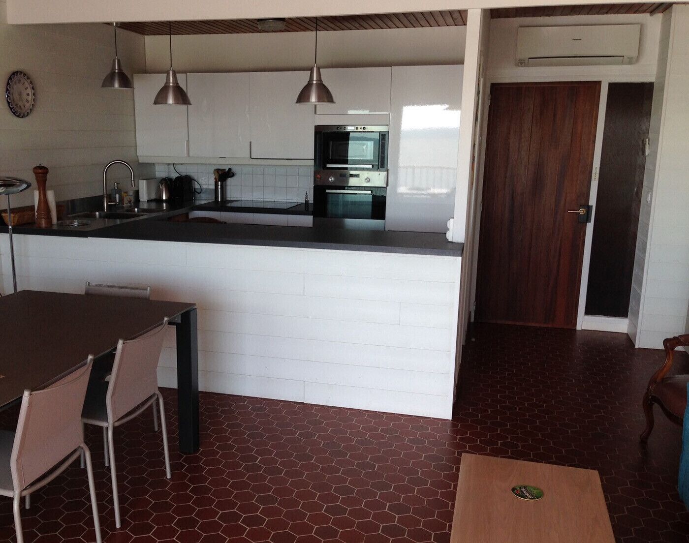 An apartment in Saint-Gilles, sea view as on a boat