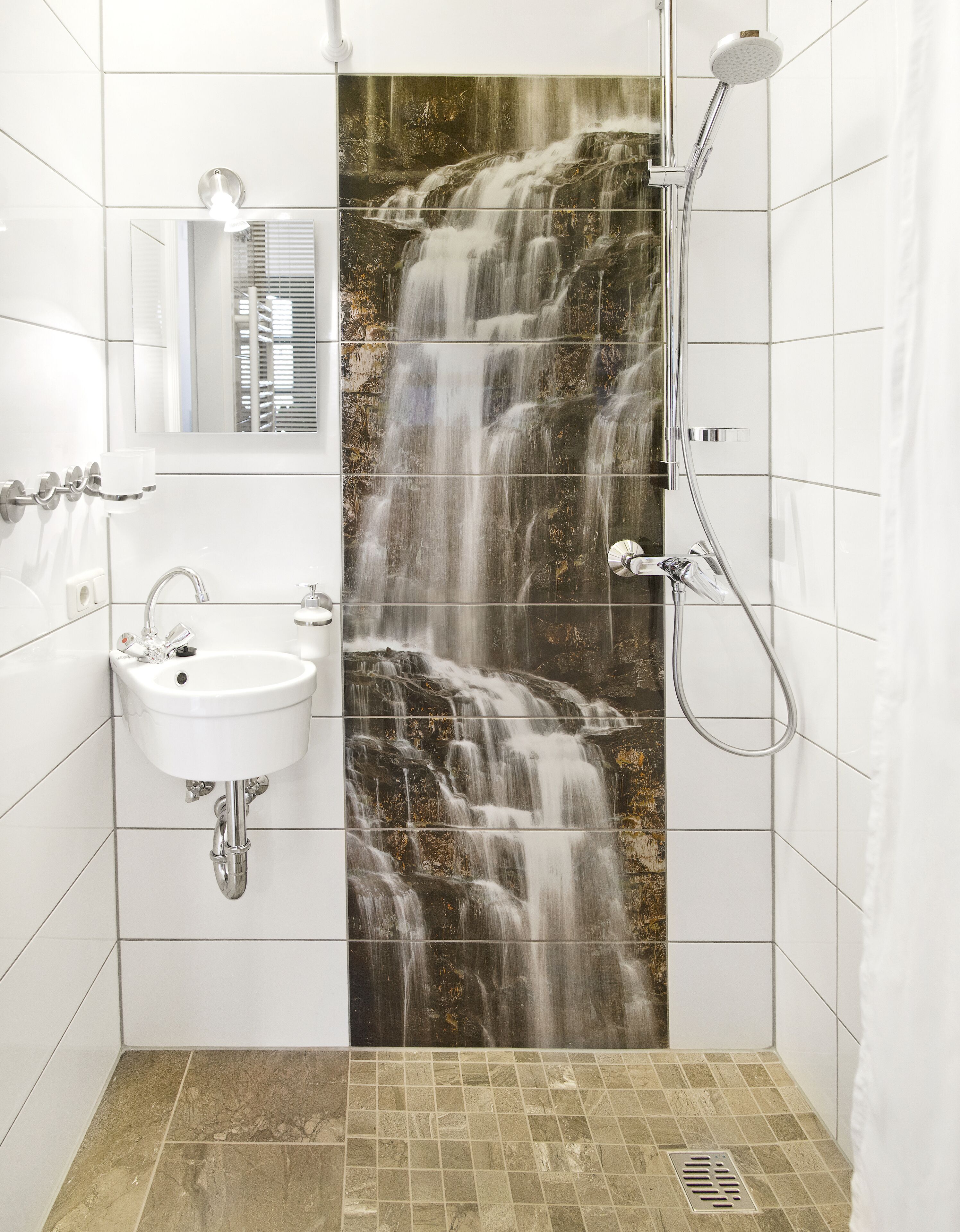 Douche, sèche-cheveux, serviettes fournies, papier toilette