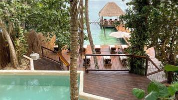 Ulkouima-allas avoinna 8.00–20.00, aurinkovarjoja