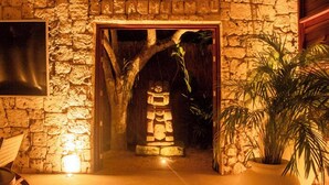 A stone archway leading to a traditional Japanese torii gate, with a potted plant to the right. - Zelune Luxury Lagoon Resort Bacalar Adults only (Bacalar)