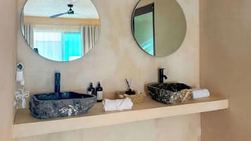 Suite Jardin | Kylpyhuone | Suihku, designer-hygieniatuotteet, hiustenkuivaaja, pyyhkeet