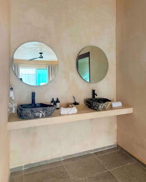 Suite Jardin | Badezimmer | Dusche, Handtücher