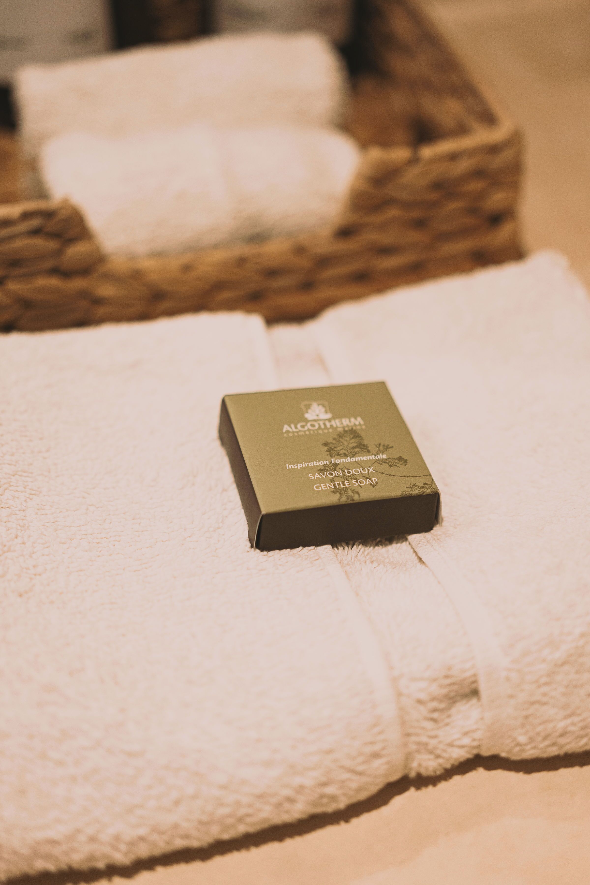 Ylelliset vuodevaatteet, untuvapeitot, minibaari, tallelokero huoneessa