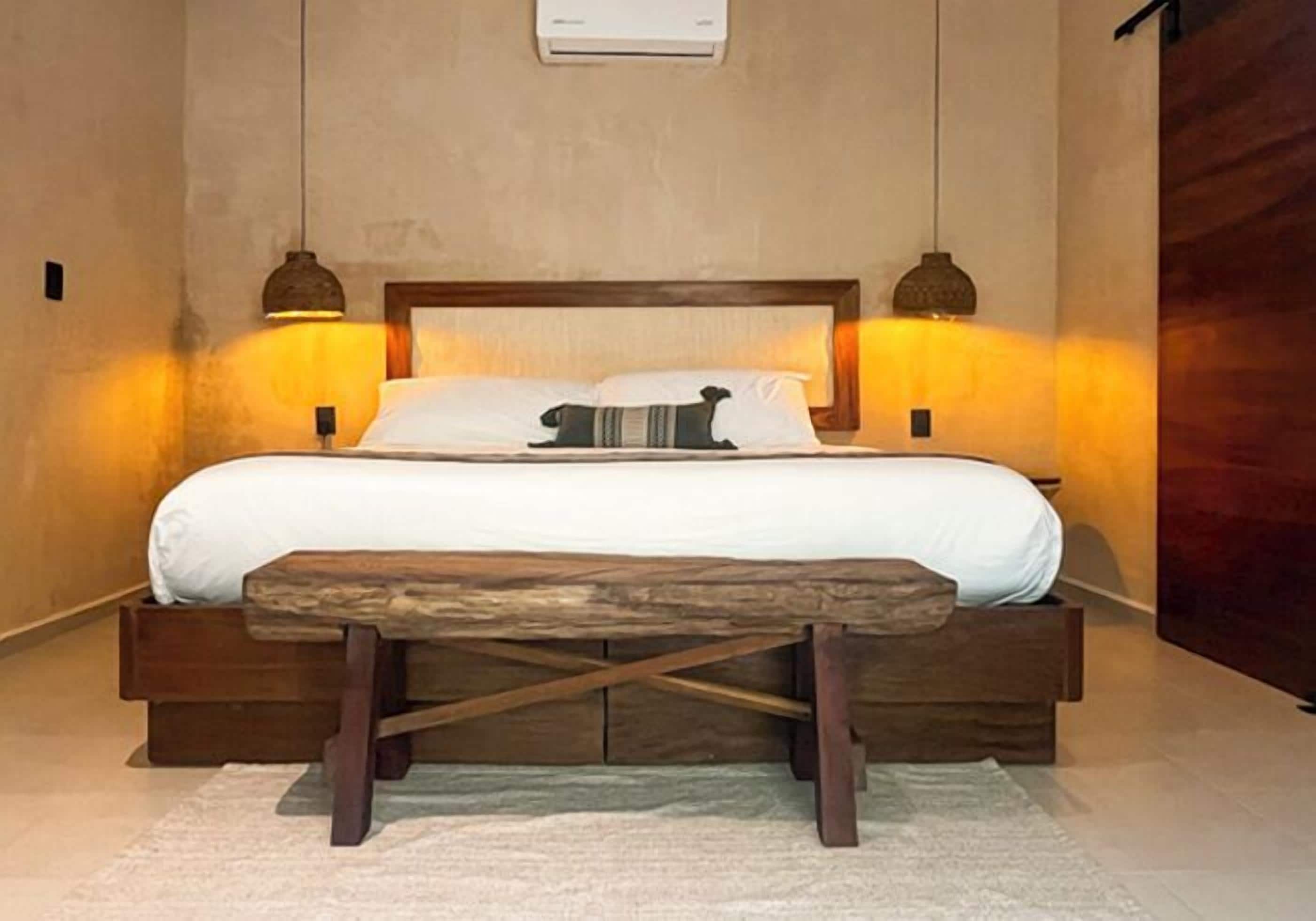 Deluxe-huone, näköala puutarhaan | Ylelliset vuodevaatteet, untuvapeitot, minibaari, tallelokero huoneessa