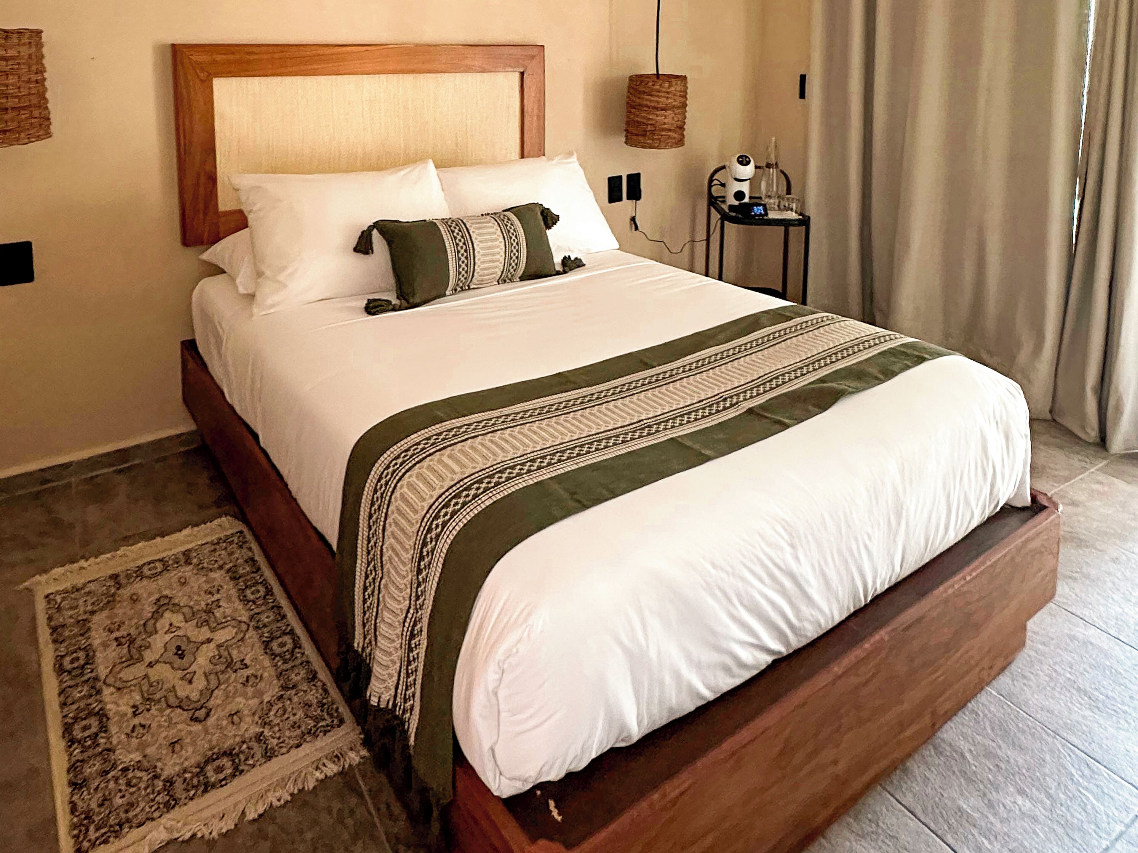 Standard-huone, näköala puutarhaan | Ylelliset vuodevaatteet, untuvapeitot, minibaari, tallelokero huoneessa