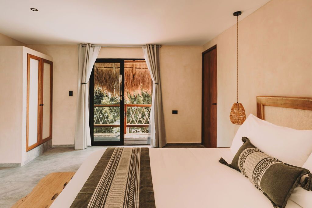 Premium-huone, parveke, näköala laguunille | Ylelliset vuodevaatteet, untuvapeitot, minibaari, tallelokero huoneessa