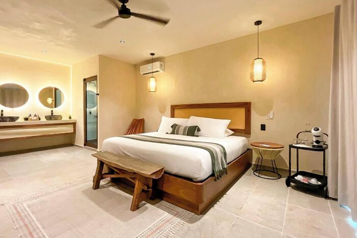 Superior Room, 1 King Bed, Garden View | Premium bedding, down comforters, minibar, in-room safe