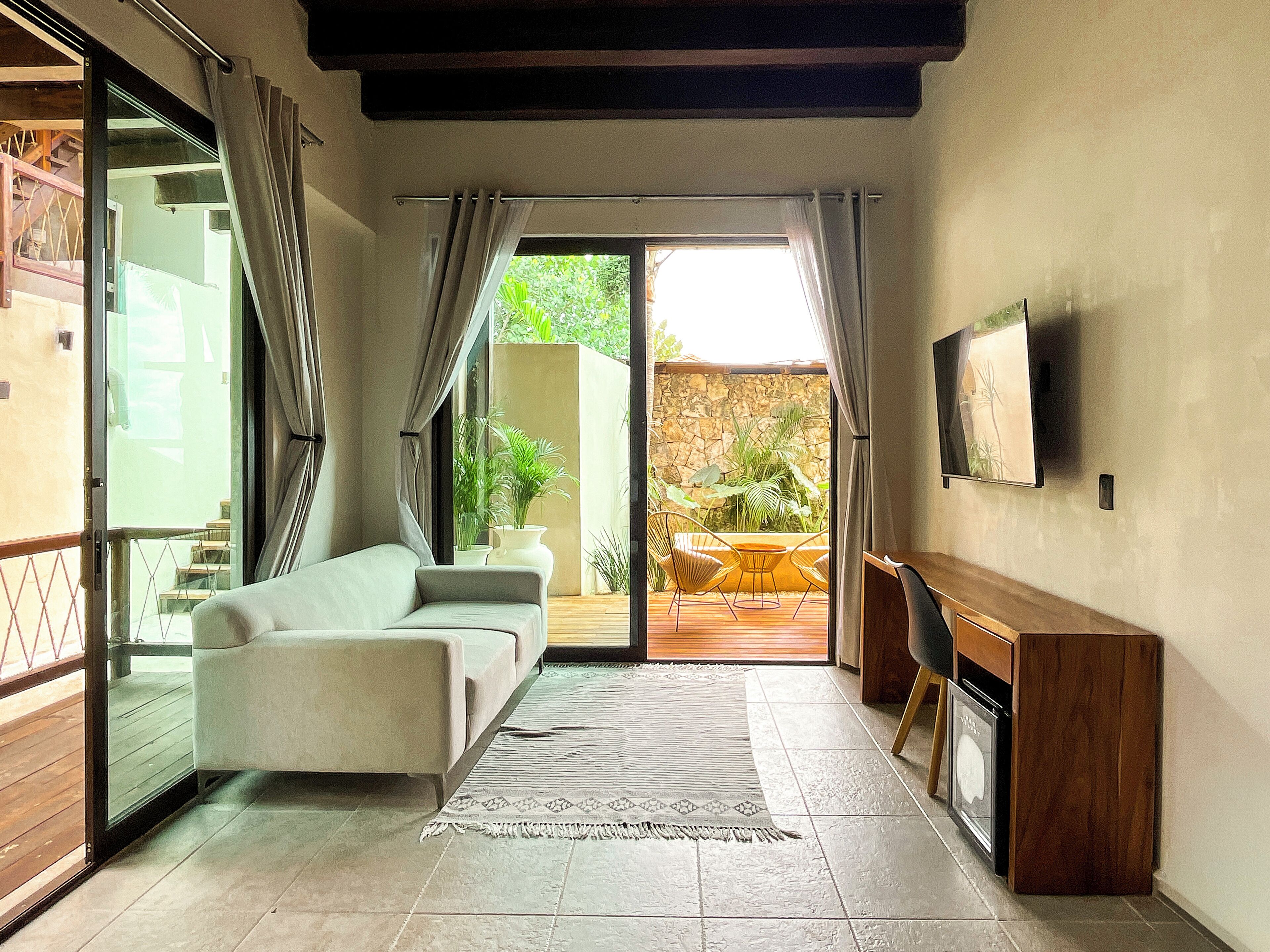 Premium-huone, osittainen järvinäköala | Ylelliset vuodevaatteet, untuvapeitot, minibaari, tallelokero huoneessa