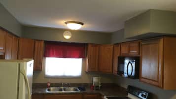 Een koelkast, een magnetron, een oven, een kookplaat